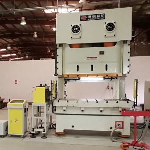 İlerici kalıp i&ccedil;in geniş masa