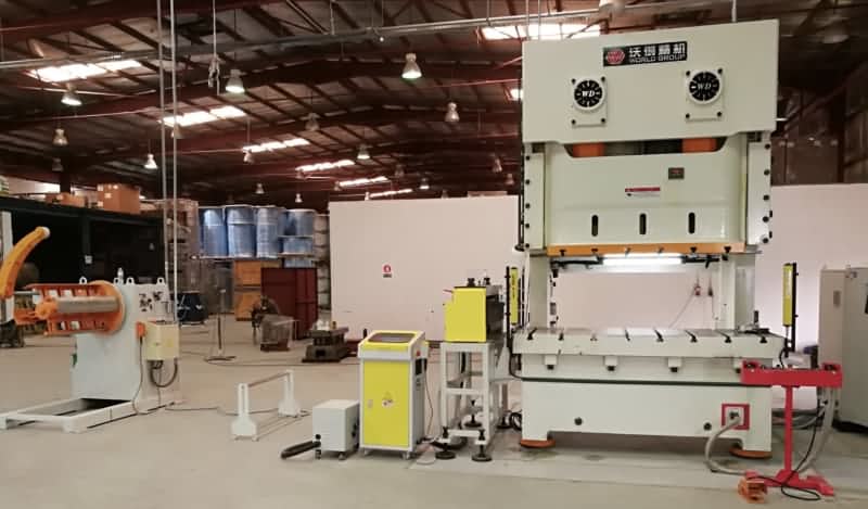 Pres ile bobin besleme hattı