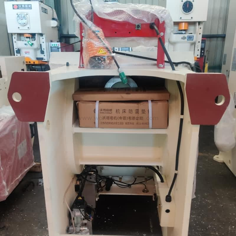 Pnömatik debriyajlı 60ton C çerçeve delme makinesi